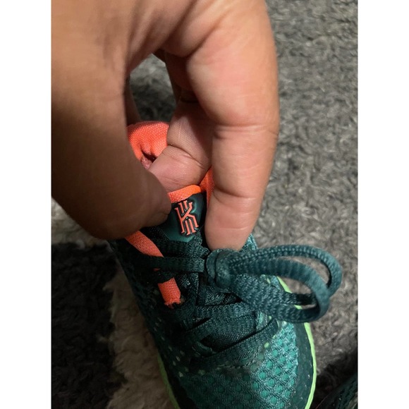 Nike Kyrie Flytrap Shoes - Picture 6 of 6